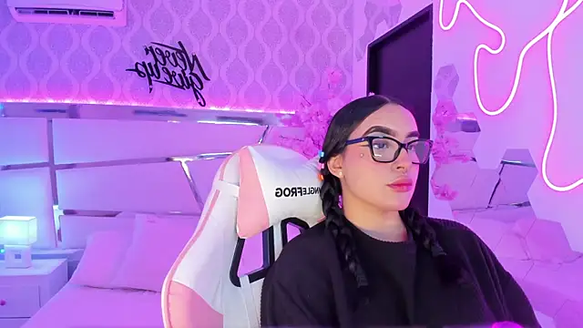 Snapshot of DevoraCarther chatting on 18, 11, 2025 DevoraCarther online show from 18, 11, 2025