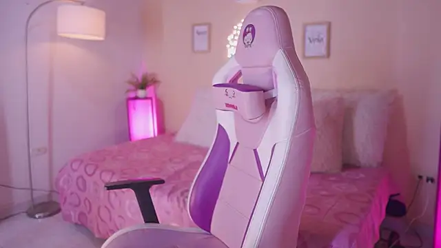 Snapshot of Meggie_ chatting on 24, 11, 2025 Meggie online show from 24, 11, 2025