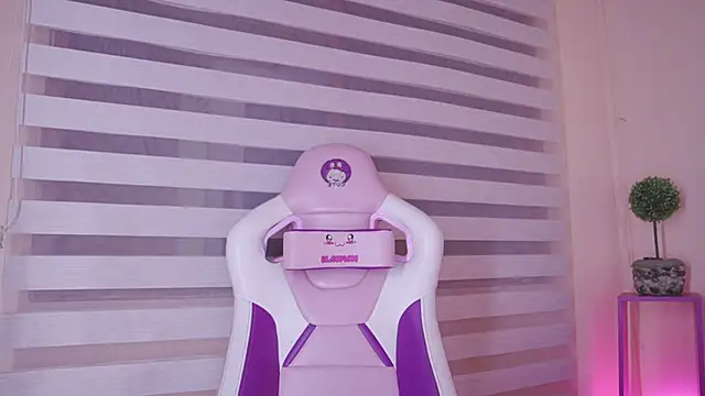 Snapshot of Meggie_ chatting on 3, 12, 2025 Meggie online show from 3, 12, 2025