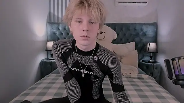 Snapshot of KevinMilky chatting on 11, 11, 2025 KevinMilky online show from 11, 11, 2025