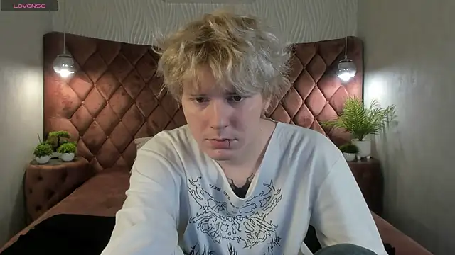 Snapshot of KevinMilky chatting on 20, 11, 2025 KevinMilky online show from 20, 11, 2025