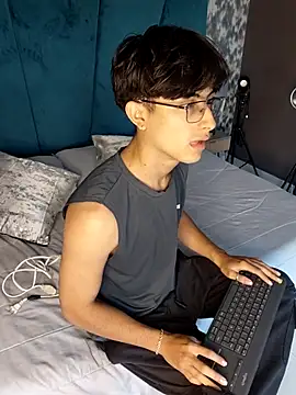 Snapshot of Aaron_Eze chatting on 25, 4, 2026 Aaron Eze online show from 25, 4, 2026
