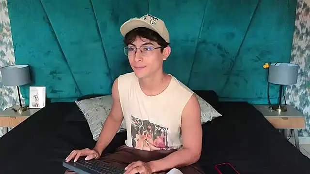 Snapshot of Aaron_Eze chatting on 7, 5, 2026 Aaron Eze online show from 7, 5, 2026