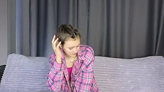 Snapshot of FoxFever chatting on 14, 12, 2025 FoxFever online show from 14, 12, 2025