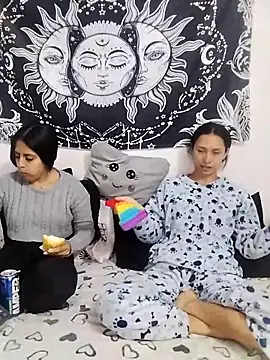 Snapshot of emily_n_abby chatting on 27, 4, 2026 emily n abby online show from 27, 4, 2026