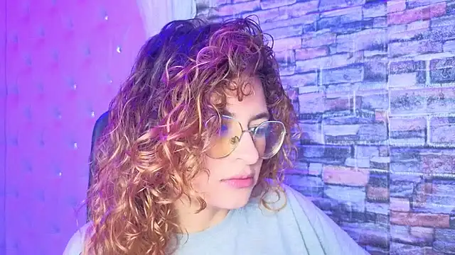 Snapshot of EmiliRouse_ chatting on 6, 11, 2025 EmiliRouse online show from 6, 11, 2025