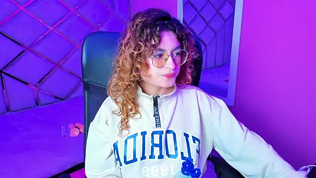 Snapshot of EmiliRouse_ chatting on 20, 11, 2025 EmiliRouse online show from 20, 11, 2025