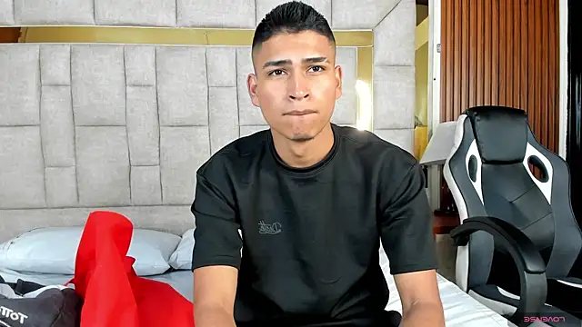 Snapshot of Emiliano_Reyes chatting on 15, 11, 2025 Emiliano Reyes online show from 15, 11, 2025