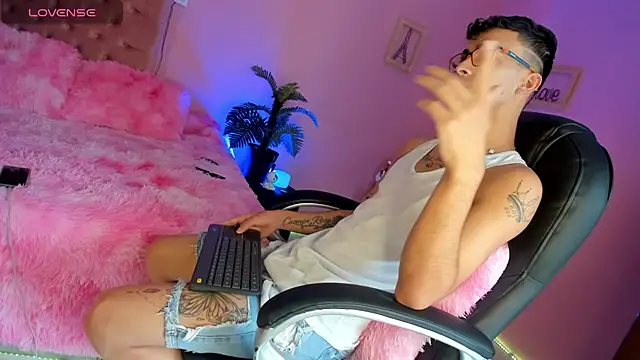 Snapshot of the_fenix_boy chatting on 3, 12, 2025 the fenix boy online show from 3, 12, 2025