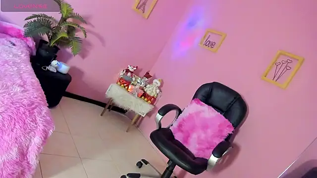 Snapshot of the_fenix_boy chatting on 5, 12, 2025 the fenix boy online show from 5, 12, 2025