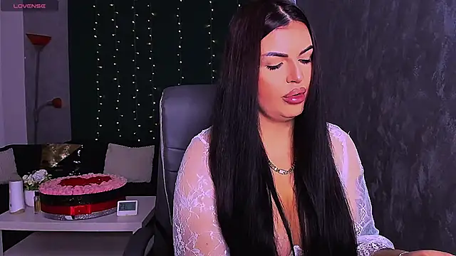 Snapshot of RheaLynn chatting on 17, 11, 2025 RheaLynn online show from 17, 11, 2025