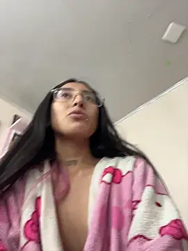 Snapshot of Violeet-Smith chatting on 16, 11, 2025 Violeet-Smith online show from 16, 11, 2025