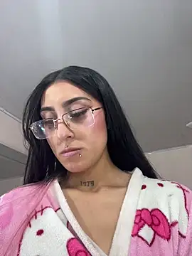 Snapshot of Violeet-Smith chatting on 20, 11, 2025 Violeet-Smith online show from 20, 11, 2025