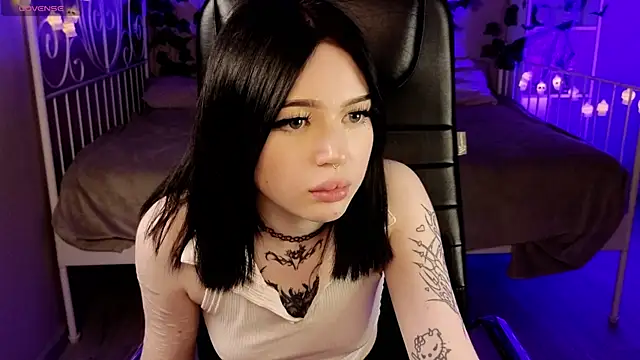 Snapshot of Emma_Kirks chatting on 23, 10, 2025 Emma Kirks online show from 23, 10, 2025