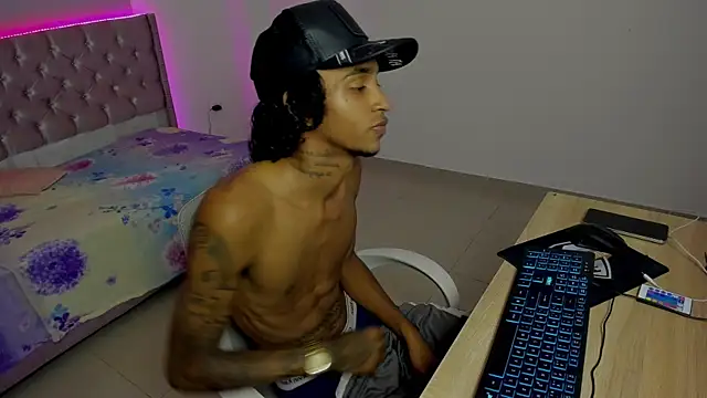 Snapshot of skinny_tatto01 chatting on 23, 10, 2025 skinny tatto01 online show from 23, 10, 2025