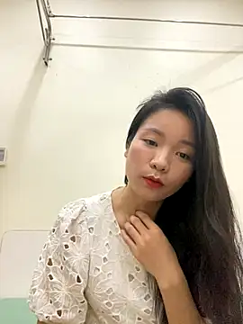 Bee Yellow00 online show from 10, 11, 2025