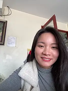 Bee Yellow00 online show from 18, 12, 2025