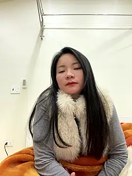 Bee Yellow00 online show from 8, 1, 2026