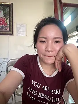 Bee Yellow00 online show from 10, 4, 2026