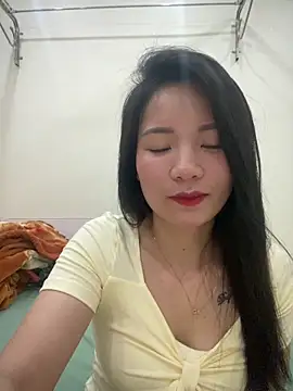 Bee Yellow00 online show from 15, 4, 2026