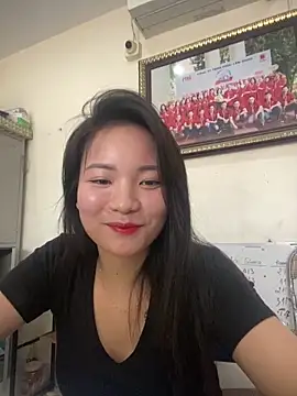 Bee Yellow00 online show from 18, 4, 2026