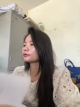 Bee Yellow00 online show from 30, 5, 2026