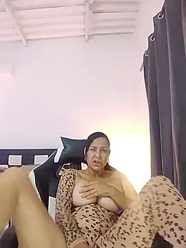 EmperatrizMilf online show from 6, 1, 2026