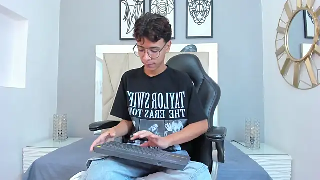 Snapshot of adams_bobby chatting on 21, 11, 2025 adams bobby online show from 21, 11, 2025