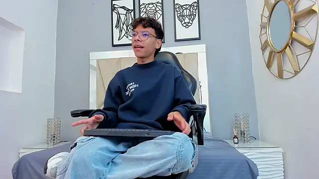 Snapshot of adams_bobby chatting on 25, 11, 2025 adams bobby online show from 25, 11, 2025