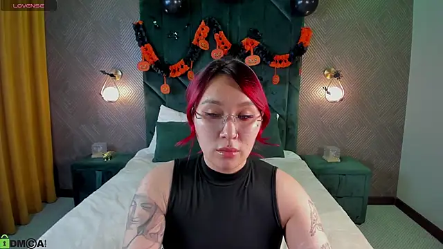 Snapshot of Susie_Reverse chatting on 29, 10, 2025 Susie Reverse online show from 29, 10, 2025