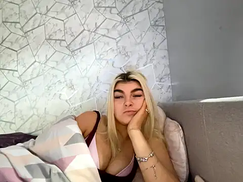 Snapshot of rosie-hipstergal chatting on 18, 11, 2025 rosie-hipstergal online show from 18, 11, 2025