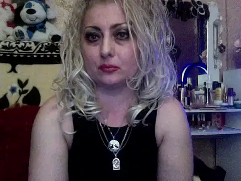 Snapshot of xHot_Amazonq chatting on 18, 11, 2025 xHot Amazonq online show from 18, 11, 2025