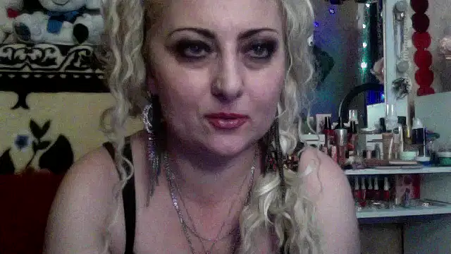 Snapshot of xHot_Amazonq chatting on 2, 12, 2025 xHot Amazonq online show from 2, 12, 2025