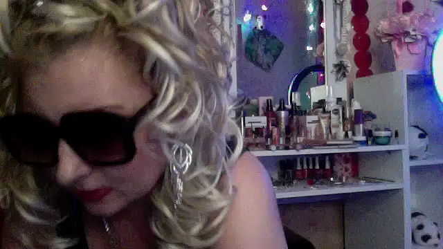 Snapshot of xHot_Amazonq chatting on 3, 12, 2025 xHot Amazonq online show from 3, 12, 2025