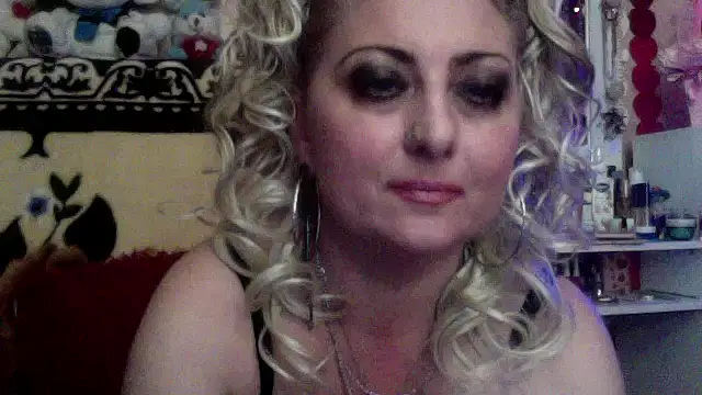 Snapshot of xHot_Amazonq chatting on 5, 12, 2025 xHot Amazonq online show from 5, 12, 2025