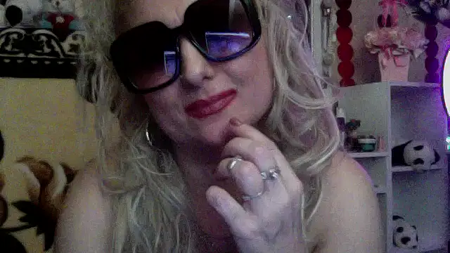 Snapshot of xHot_Amazonq chatting on 16, 12, 2025 xHot Amazonq online show from 16, 12, 2025