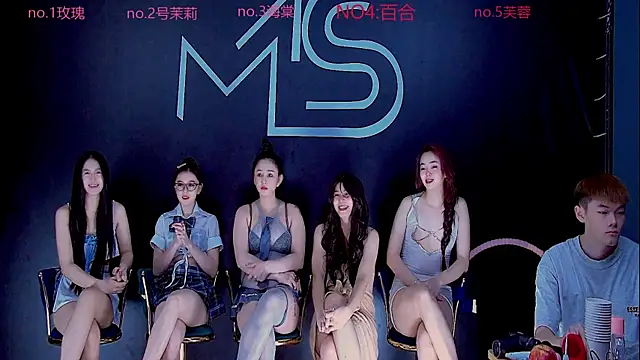 Snapshot of YN-002 chatting on 27, 10, 2025 YN-002 online show from 27, 10, 2025