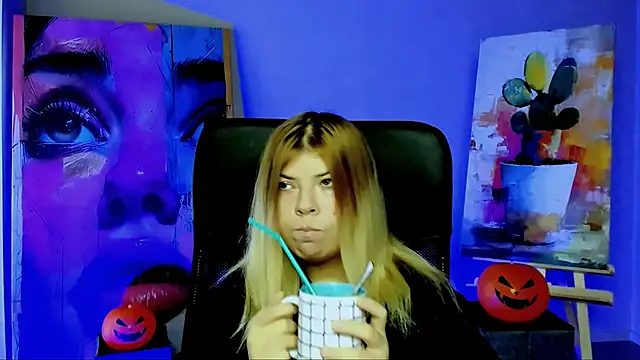 Snapshot of EvaDarc chatting on 28, 10, 2025 EvaDarc online show from 28, 10, 2025