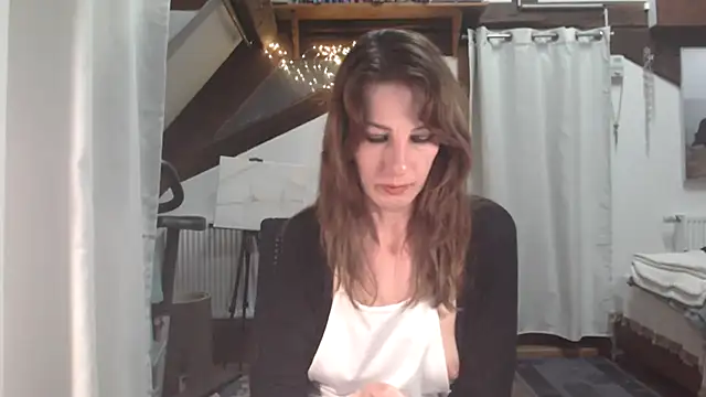 Snapshot of MissDyannis chatting on 6, 4, 2026 MissDyannis online show from 6, 4, 2026