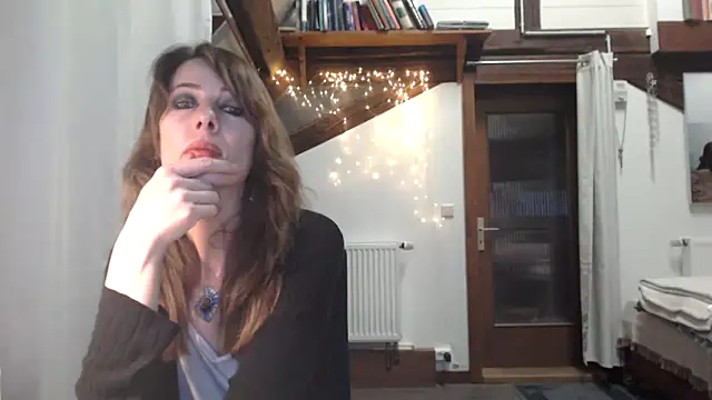 Snapshot of MissDyannis chatting on 7, 4, 2026 MissDyannis online show from 7, 4, 2026