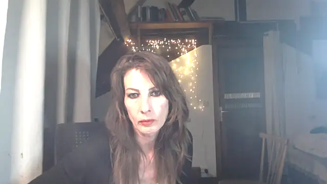 Snapshot of MissDyannis chatting on 8, 4, 2026 MissDyannis online show from 8, 4, 2026