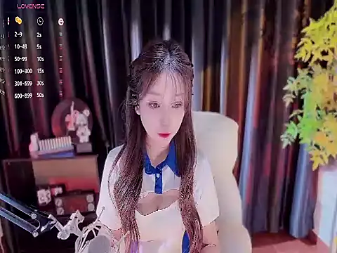 Snapshot of Yiluo95 chatting on 5, 11, 2025 Yiluo95 online show from 5, 11, 2025