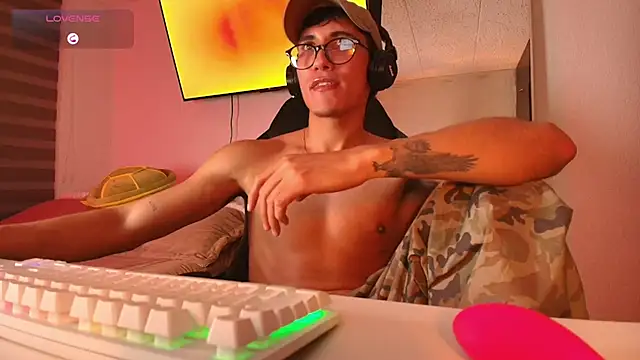 Snapshot of Emilio_Rhys chatting on 21, 11, 2025 Emilio Rhys online show from 21, 11, 2025