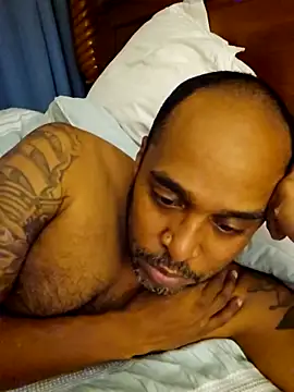 Snapshot of TraddyZaddy chatting on 31, 10, 2025 TraddyZaddy online show from 31, 10, 2025