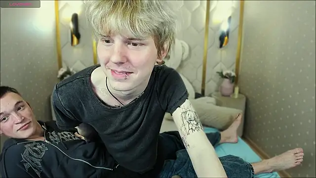 Snapshot of Kevin_Derek chatting on 30, 10, 2025 Kevin Derek online show from 30, 10, 2025