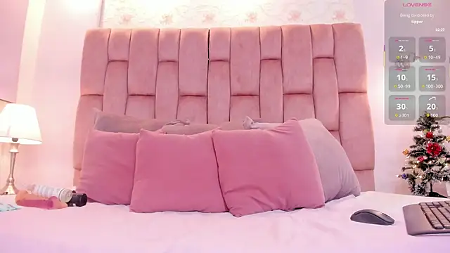 Snapshot of britannythomsom chatting on 25, 11, 2025 britannythomsom online show from 25, 11, 2025