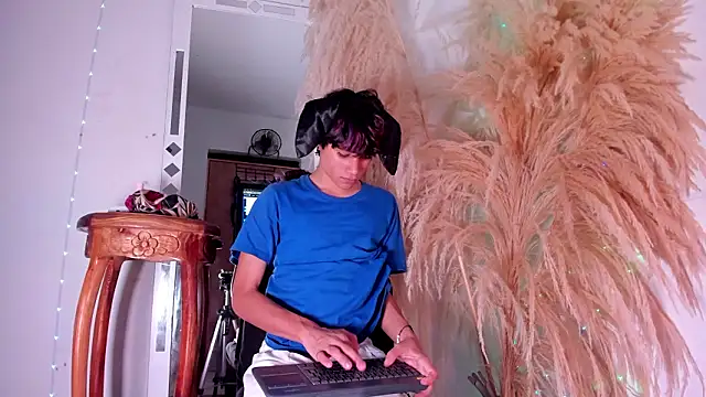 Leo Glow online show from 4, 3, 2026