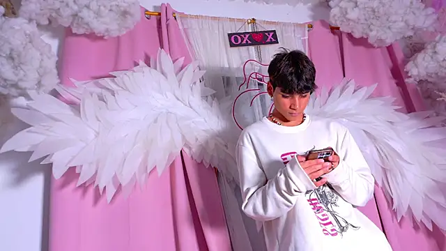 Leo Glow online show from 21, 4, 2026