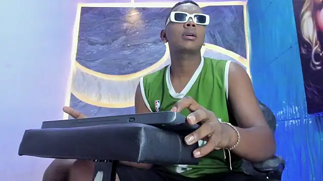 Snapshot of the_hot_boy0 chatting on 6, 11, 2025 the hot boy0 online show from 6, 11, 2025