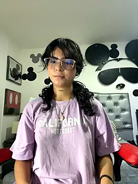 Snapshot of _vaiolet_owo chatting on 8, 11, 2025 vaiolet owo online show from 8, 11, 2025